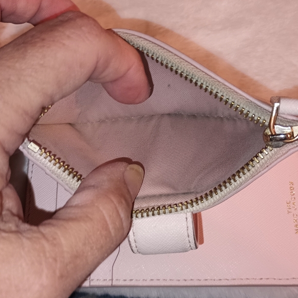 The Marc Jacobs Pink Wallet (Has issues pictures 2/5/6/7 ) - Picture 9 of 12